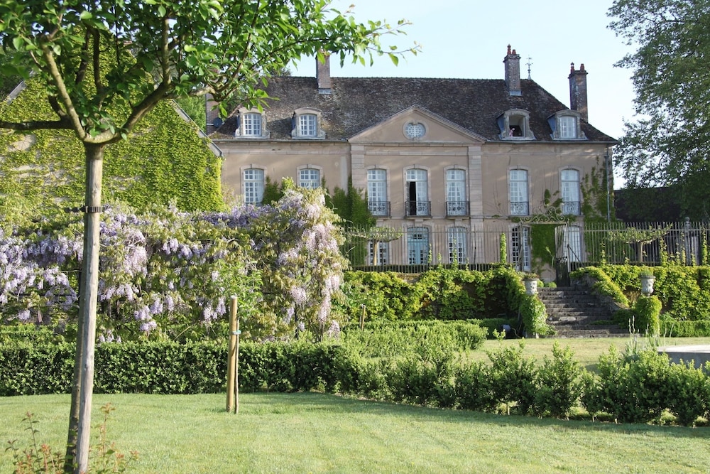 Château de Villette — 4-Star Luxury Hotel in Luzy, France