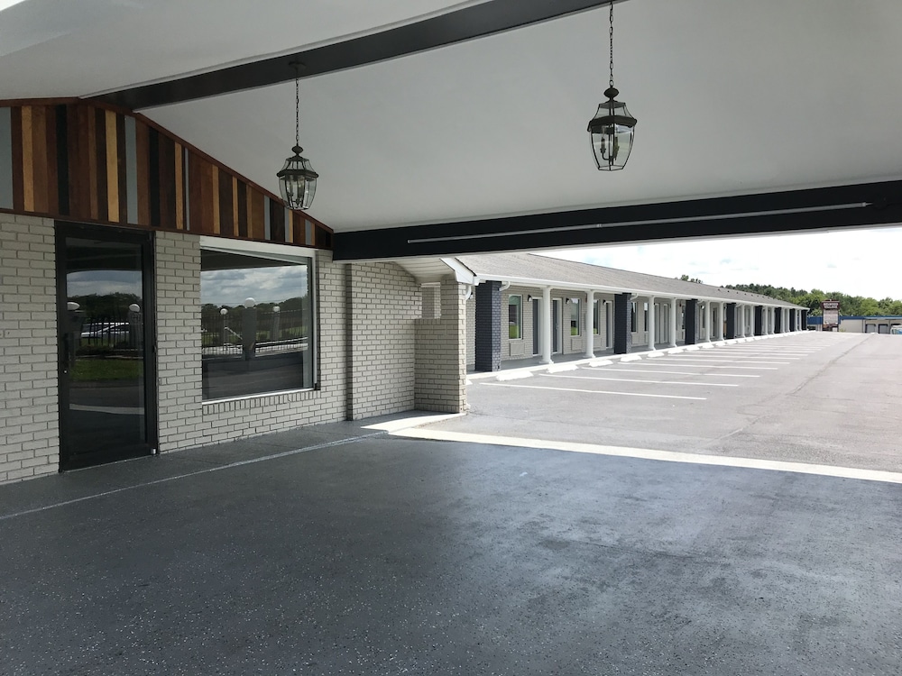 Rodeway Inn Calhoun South - photo 17