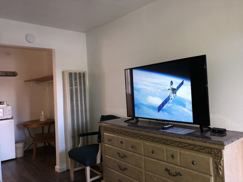 Cedar Inn & Suites - photo 38