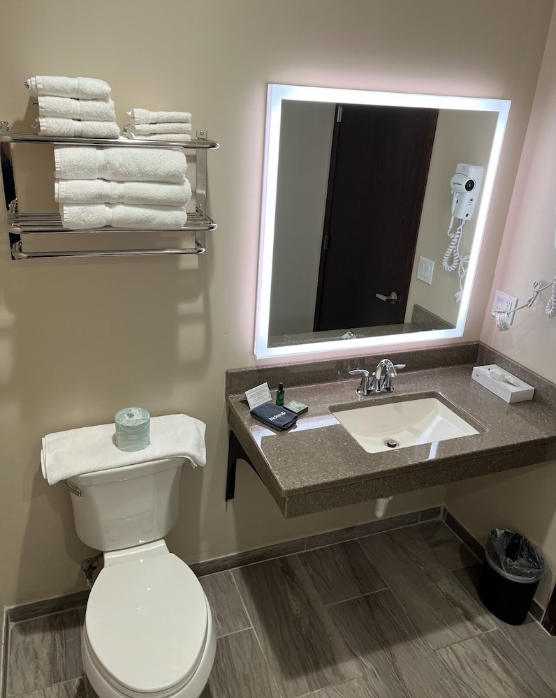 Cardinal Inn & Event Center - photo 12