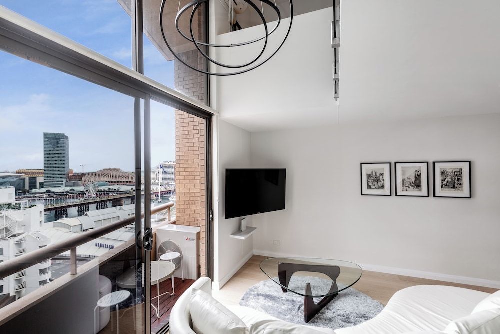 KozyGuru Sydney CBD Harbor View Loft with Parking — 4-Star Luxury Hotel in Sydney, Australia
