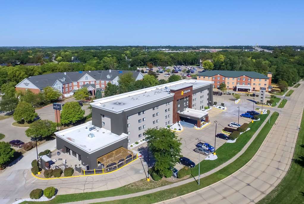 La Quinta Inn & Suites by Wyndham Des Moines West Clive - photo 9