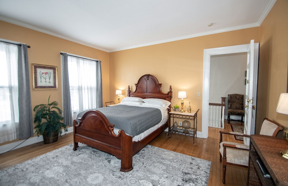 Looking Glass Inn - photo 29