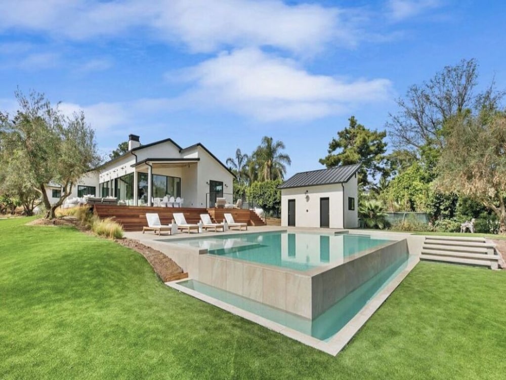 Lechusa Secluded Creative Compound: Luxury 2 acre Estate w Studio & Pool in Malibu, United States