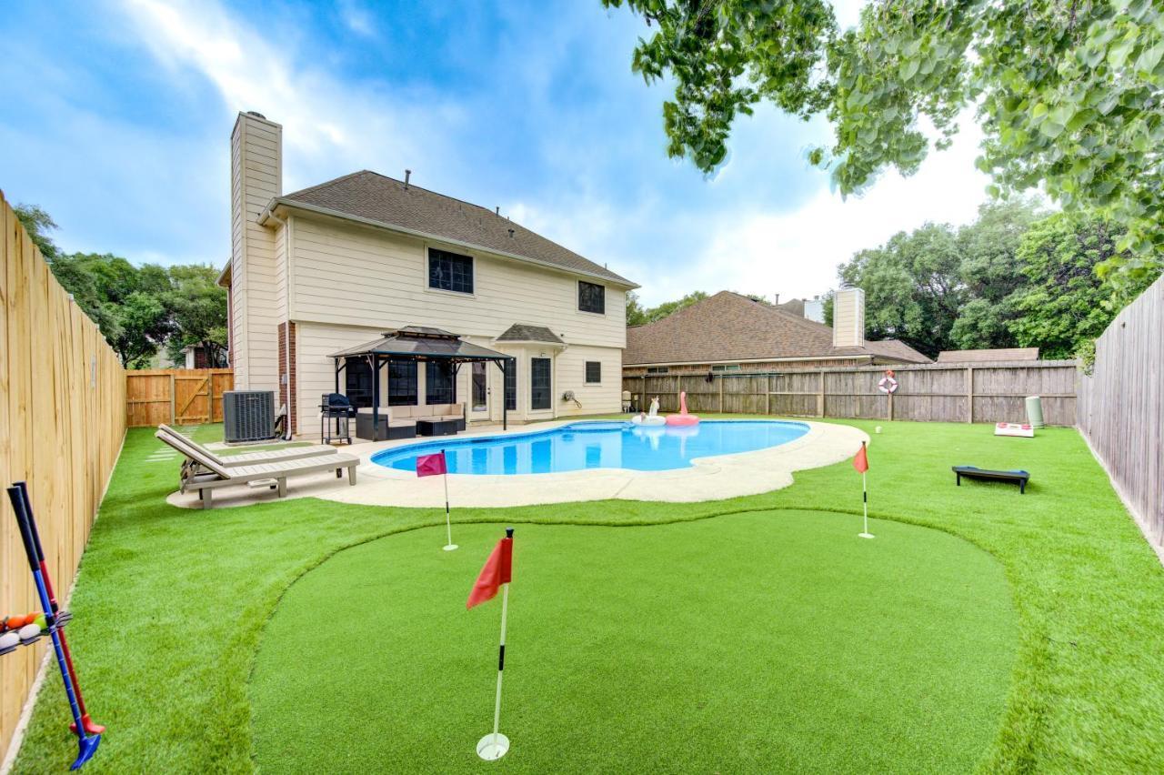 Amazing Getaway Home 4 Bedrooms 2 5 Baths West Houston Katy Richmond Huge Pool Mini Golf PingPong Billards BBQ Katy Asian Town Typhoon Waterpark King Bed — 4-Star Luxury Hotel in Katy, United States