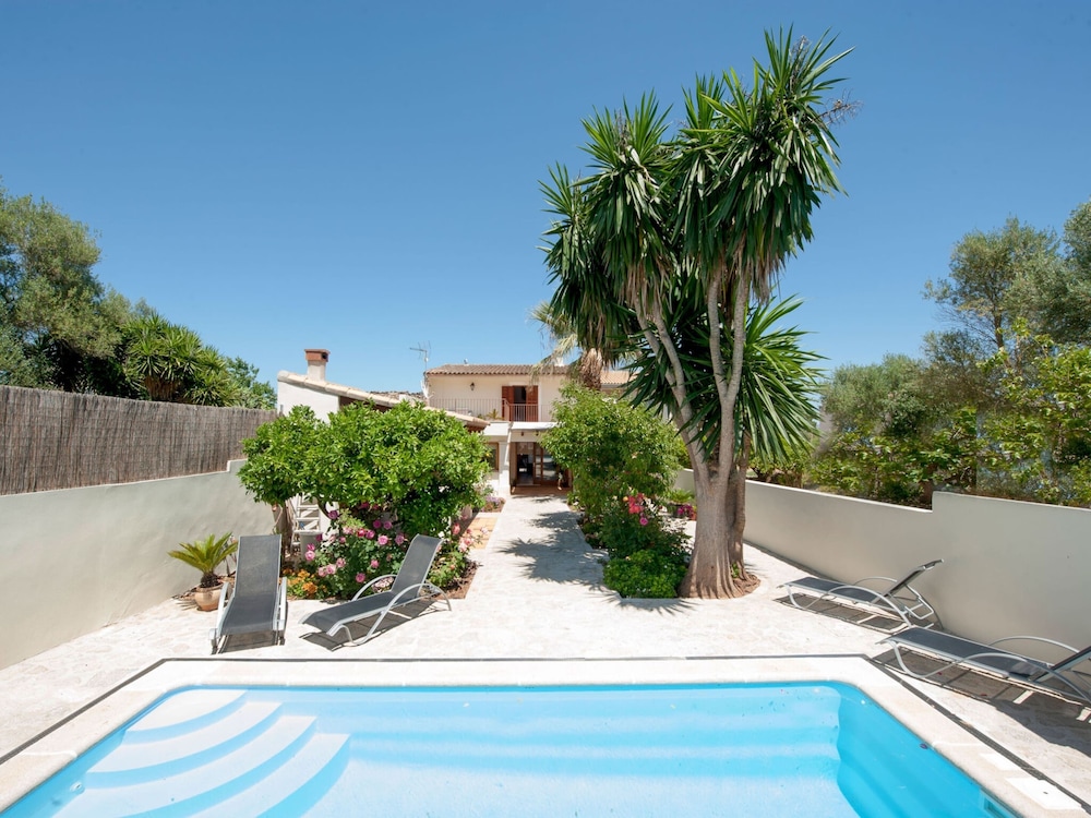 Woodhouse - carbon neutral hotel in Ariany