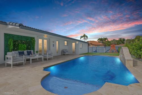 Le Femme Paradise Htd Pool Mini Golf 5 Bedrooms Jacuzzi Game Room BBQ in Miami, United States
