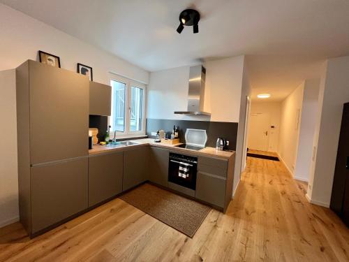 Workplace Apt 27inch Screen for 2 or 4 Kitchen — 4-Star Luxury Hotel in Offenbach, Germany