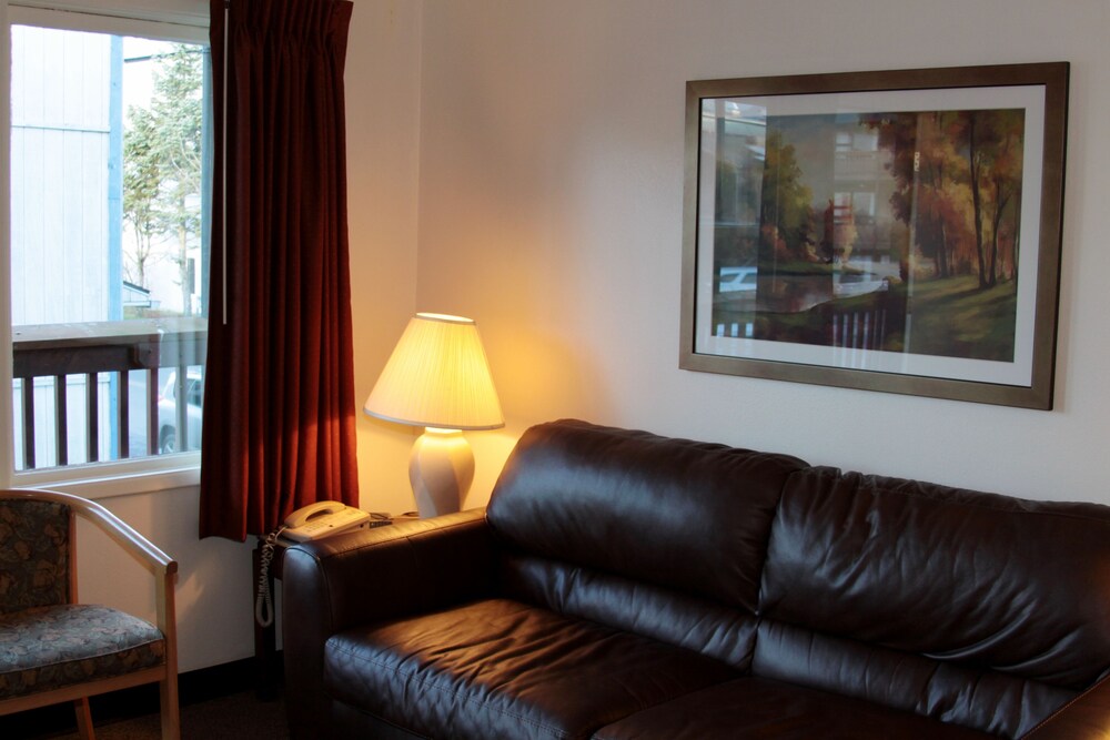 The Driftwood Hotel - photo 12