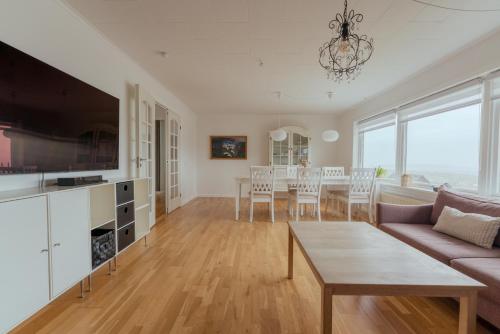 Spacious 3BR Apt Parking Near City Center — 4-Star Luxury Hotel in Torshavn, Faroe Islands