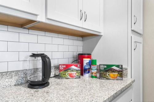 Luxury Living 1br Condo W Resort Style Amenities — Melbourne