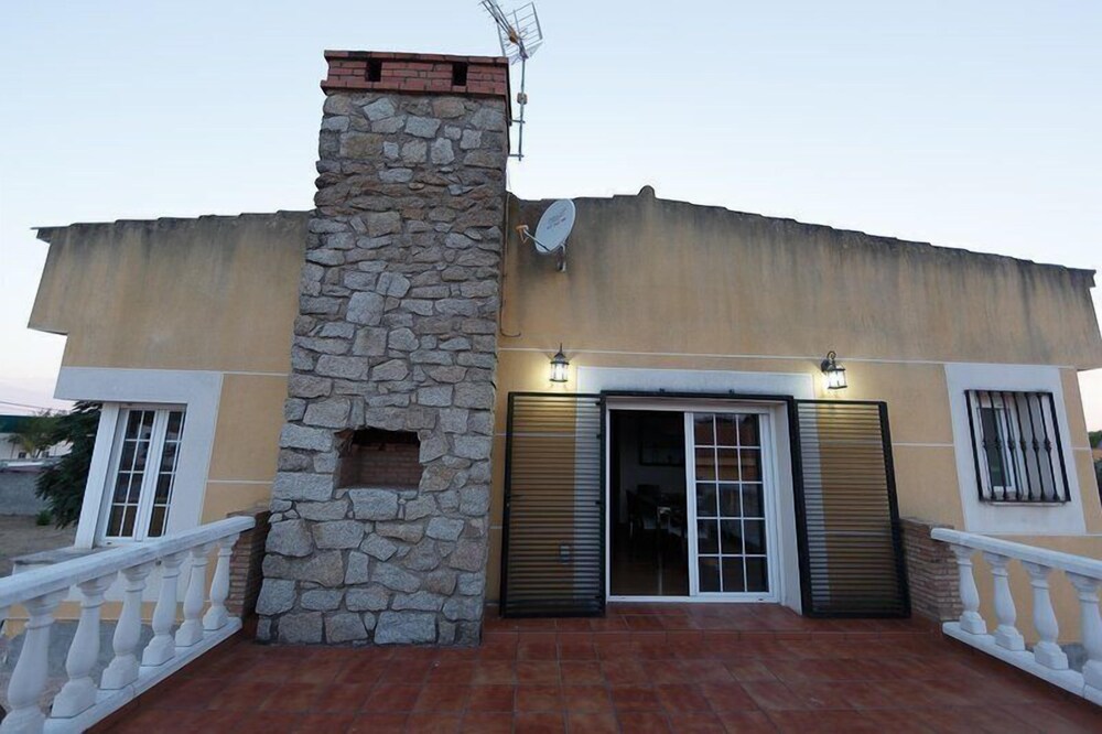 Casa Rural la Piedra de Juana — 4-Star Luxury Hotel in Malpartida De Caceres, Spain
