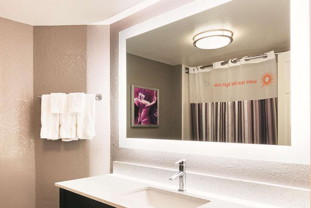 La Quinta Inn & Suites by Wyndham Las Vegas Summerlin Tech - photo 23