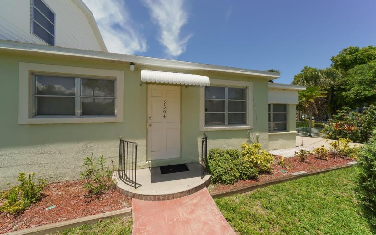 Walk To the Beach Or Village in Minutes in Siesta Key, United States