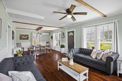 Charming 4 bedroom farmhouse with large backyard for entertaining — 4-Star Luxury Hotel in Mountain City, United States