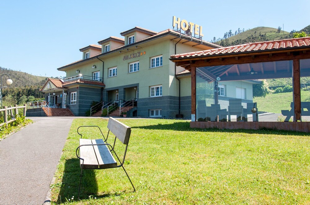 Hotel Y Apartamentos San Jorge — hotel in Llanes