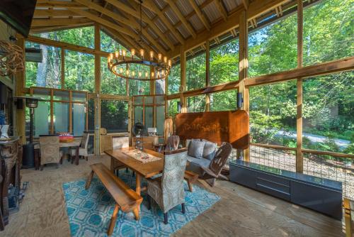 Outside Inn Screened in Porch & Close to Town - featured photo
