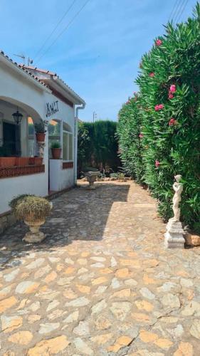 Xalet Azul your secret garden in L’Escala in L'escala, Spain