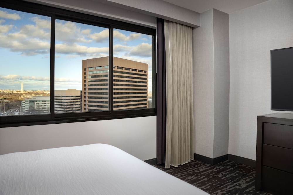 Embassy Suites by Hilton Crystal City National Airport - photo 15