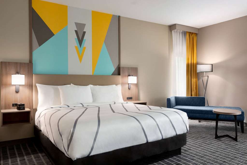 La Quinta Inn & Suites by Wyndham Richmond Sugarland - photo 13