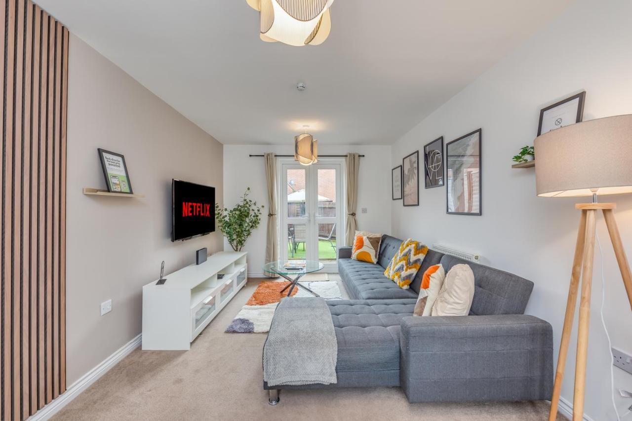 Oakbridge House 6 mins drive to CMK Free Parking Fast WiFi Smart TVs with Sky and Netflix by Yoko Property — 4-Star Luxury Hotel in Milton Keynes, United Kingdom