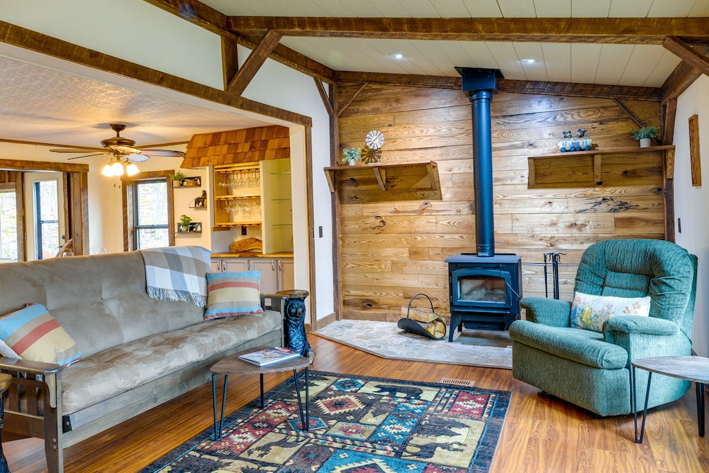 Alpine Lake Resort Cabin Rental w Pool Access — hotel in Terra Alta