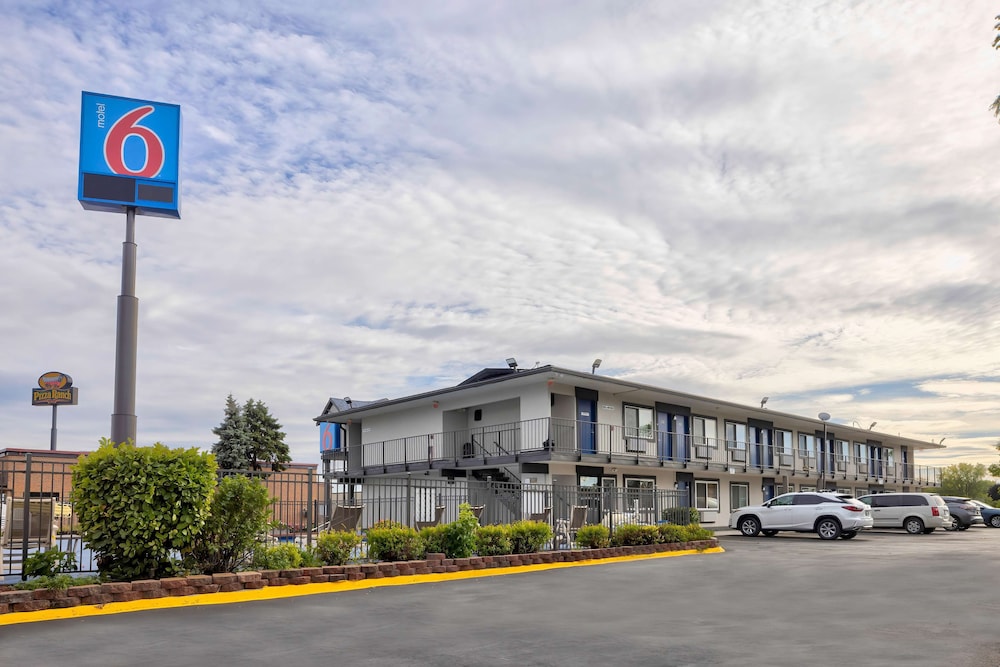 Motel 6 Oshkosh WI - featured photo