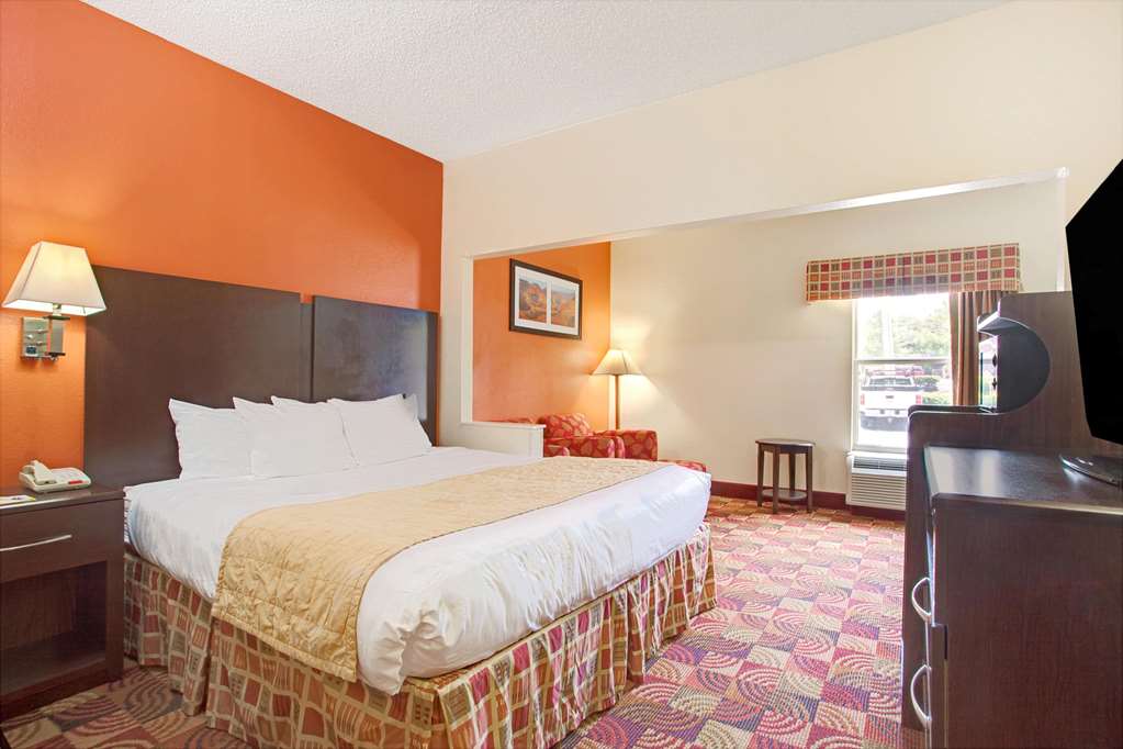 Days Inn & Suites by Wyndham Ridgeland - photo 5