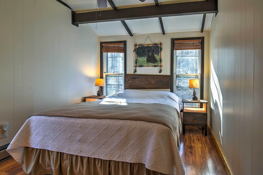 Inviting Beech Mountain Family Retreat w 3 Decks in Banner Elk, United States