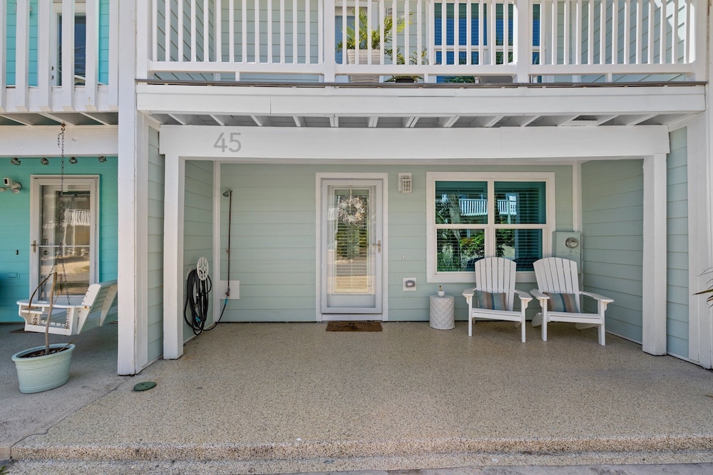Newly Renovated 140 Feet To White Sandy Beaches Pool Grill - photo 45