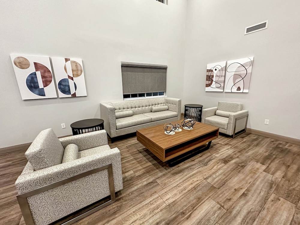 Estherville Hotel & Suites - photo 3