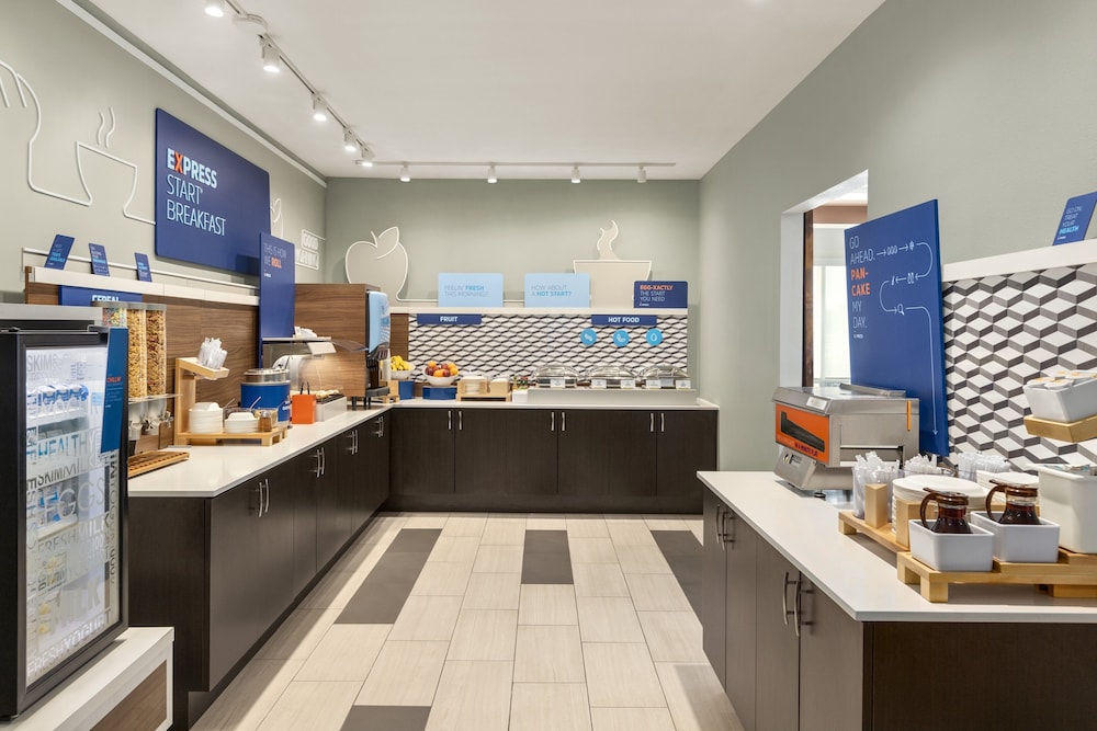 Holiday Inn Express Hotel & Suites Fort Myers East The Forum by IHG - photo 32