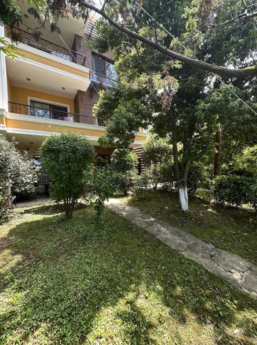 Dreamland Oasis 1st floor Apartment With a Garden by the Sea