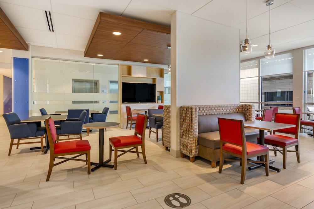 Holiday Inn Express & Suites Phoenix Dwtn State Capitol by IHG - photo 41
