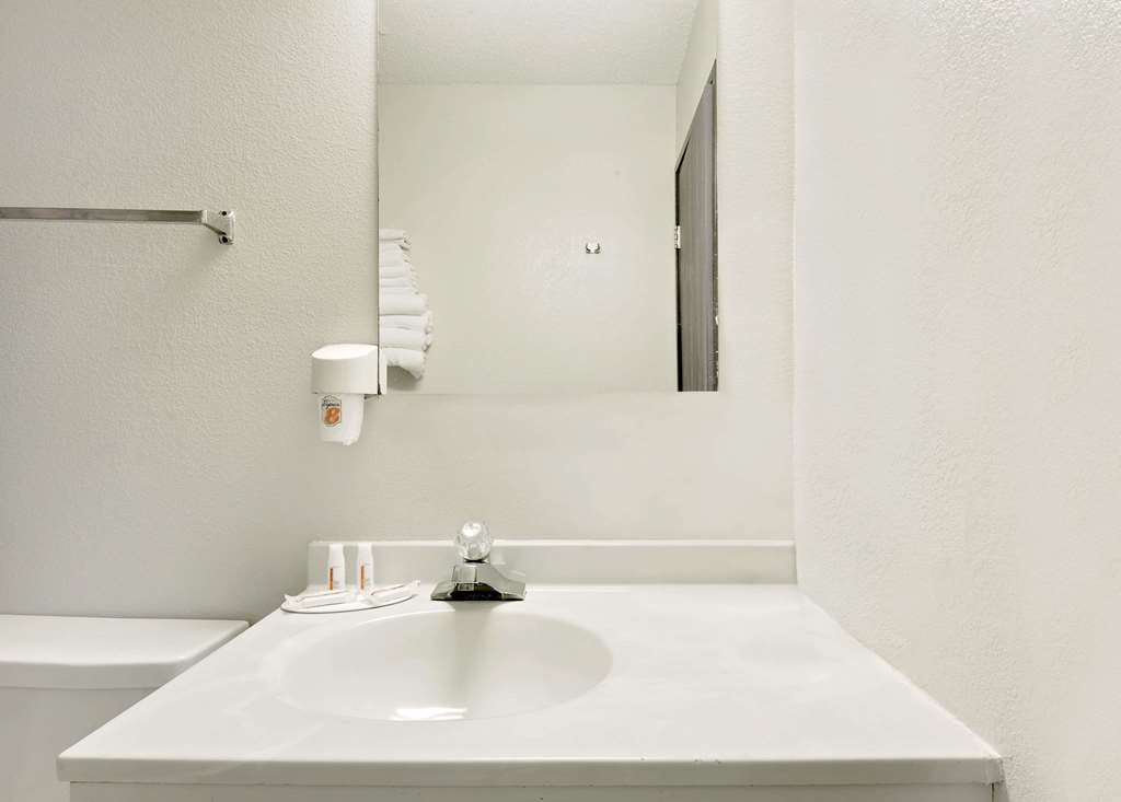 Super 8 by Wyndham Marshall - photo 5