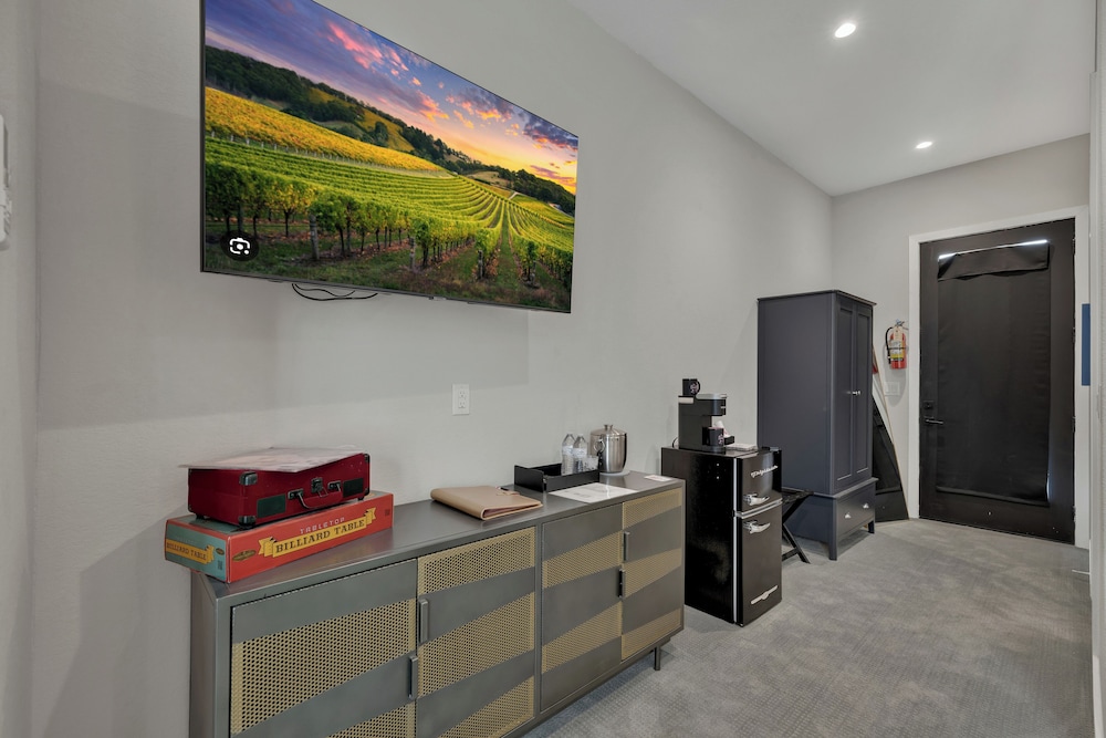 The Bentley Hotel Sinatra Room Hill Country View - photo 16