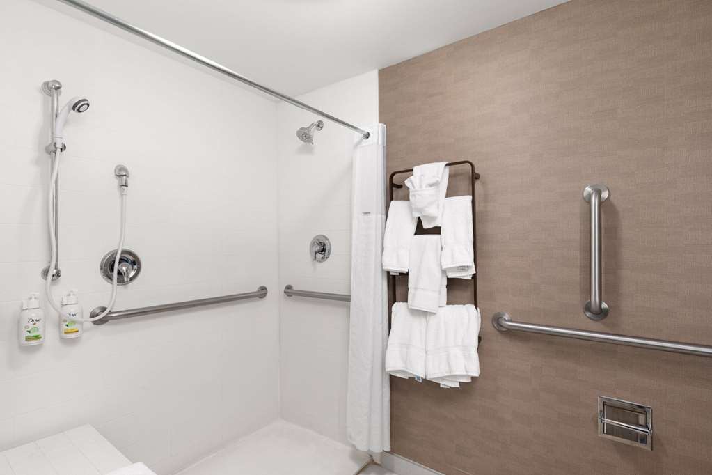 La Quinta Inn & Suites by Wyndham Knoxville Papermill - photo 8