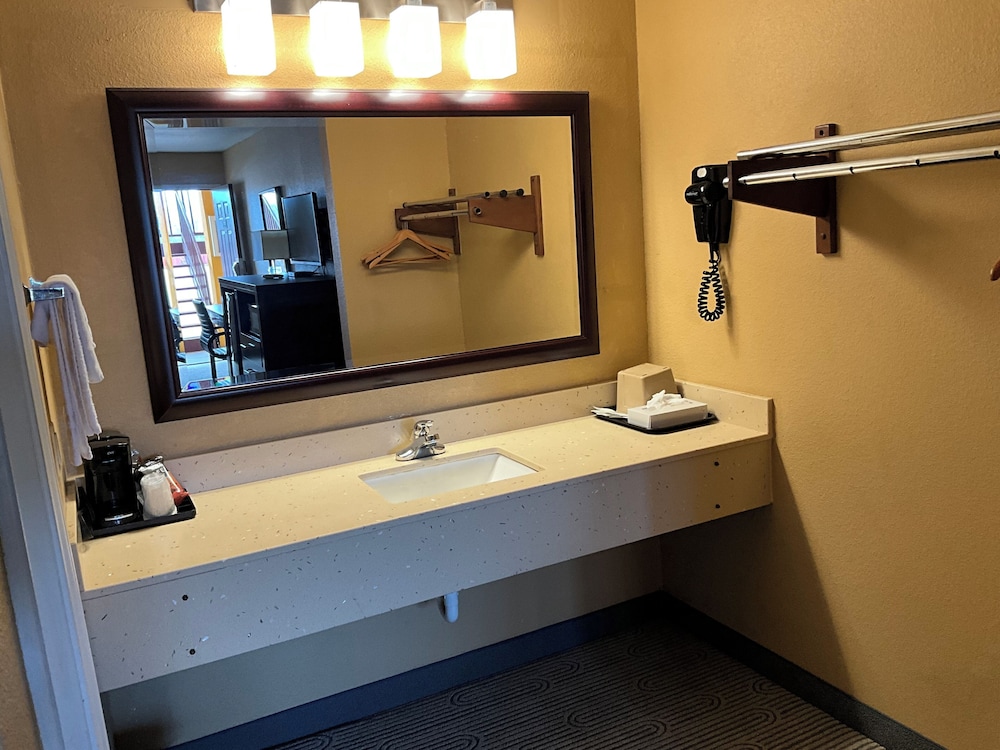 Executive Inn & Suites - photo 30
