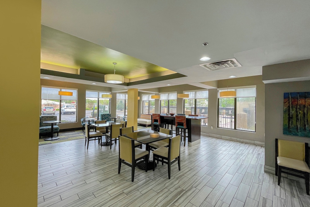 La Quinta Inn & Suites by Wyndham Jackson North - photo 5