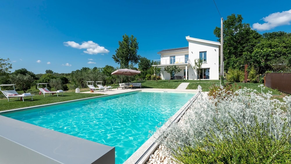 Villa Petrillo 6 Emma Villas — 4-Star Luxury Hotel in Mirabella Eclano, Italy