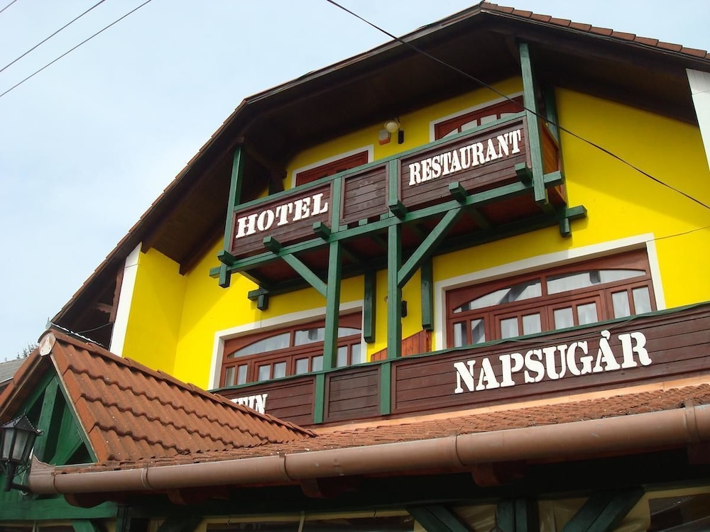 Hotel Napsugár és Gulyás Kunyhó Étterem in Balatonlelle, Hungary