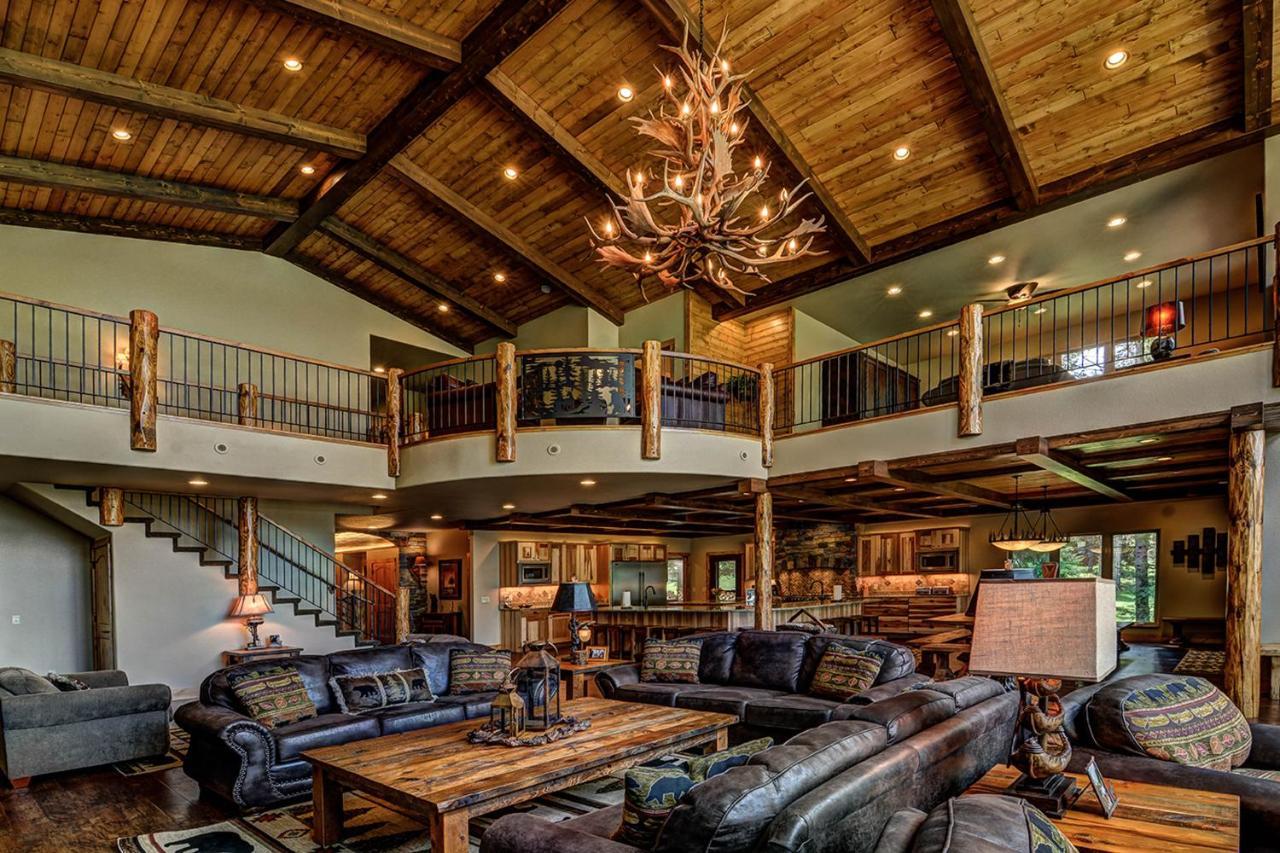Whispering Pines Lodge: 9 Bedroom — 4-Star Luxury Hotel in Eagle River, United States