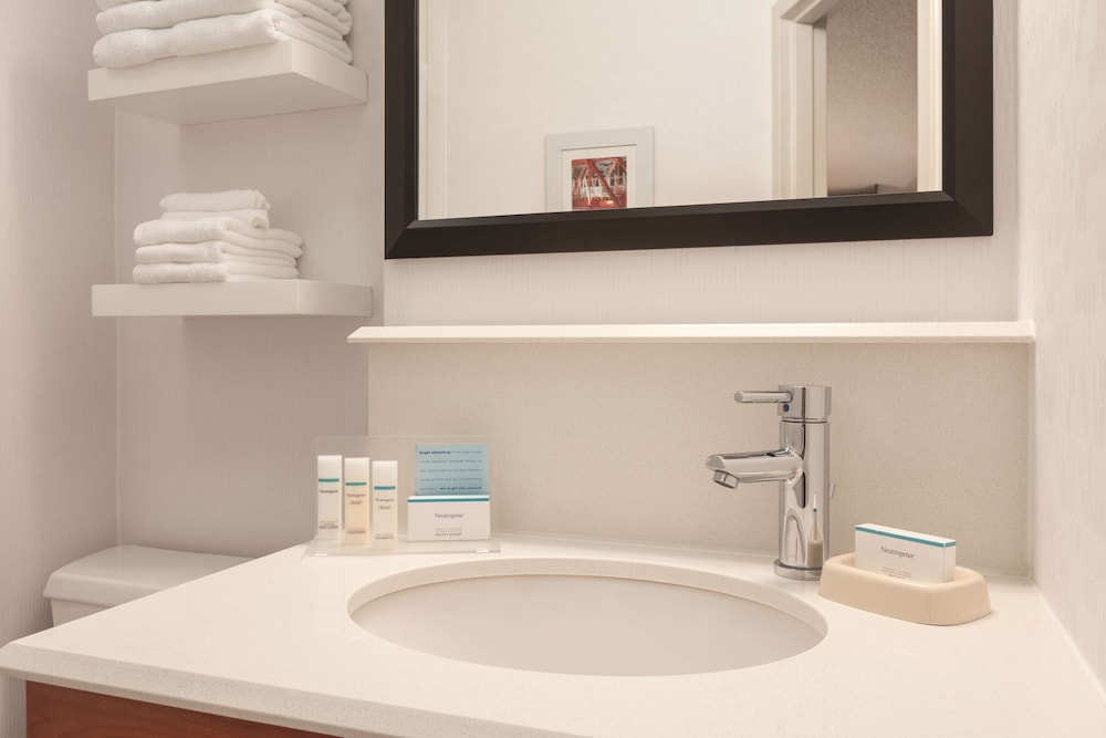 Hampton Inn Des Moines Airport - photo 16