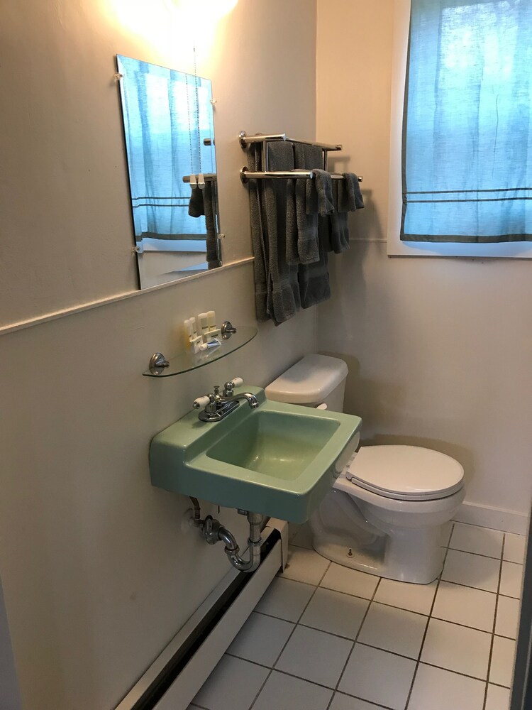 Admiral's Ocean Inn - photo 22