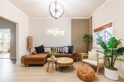 Walk to Beach Patio Rooftop Yard BBQ Downtown Huntington — 4-Star Luxury Hotel in Huntington Beach, United States