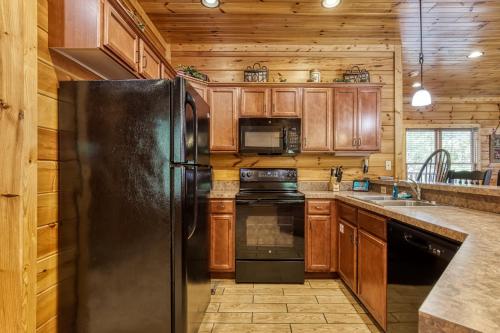 Lazy Bear Lodge Hot Tub Resort Pool WIFI 1089 FREE tickets each paid day Dollywood and More - photo 5