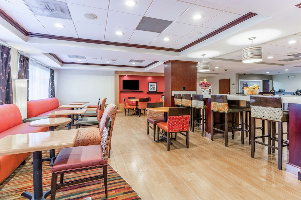 Hampton Inn Groton - photo 3