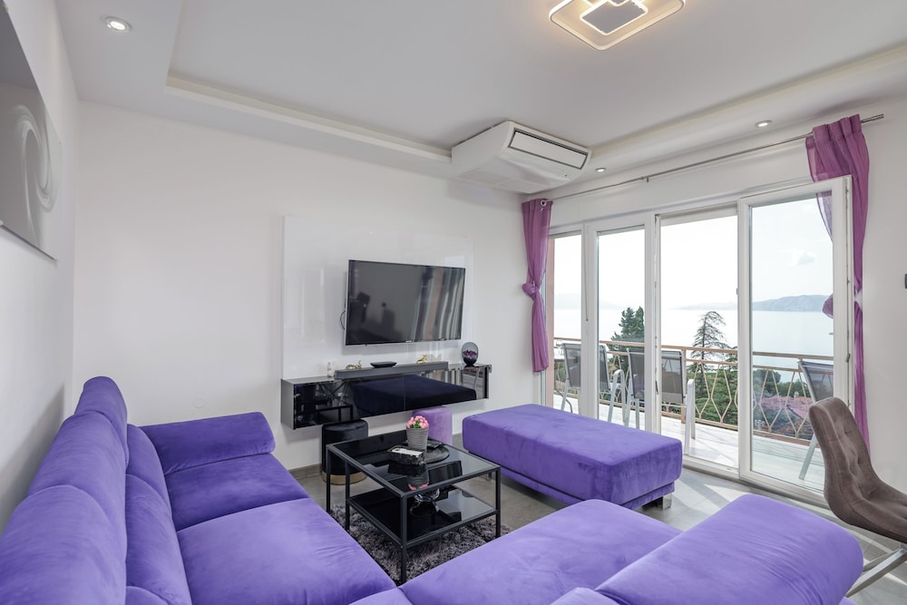 Modernes Apartment nur 300 Meter zum Strand mit Meerblick Waschmaschine Trockner Grill — 4-Star Luxury Hotel in Novi Vinodolski, Croatia