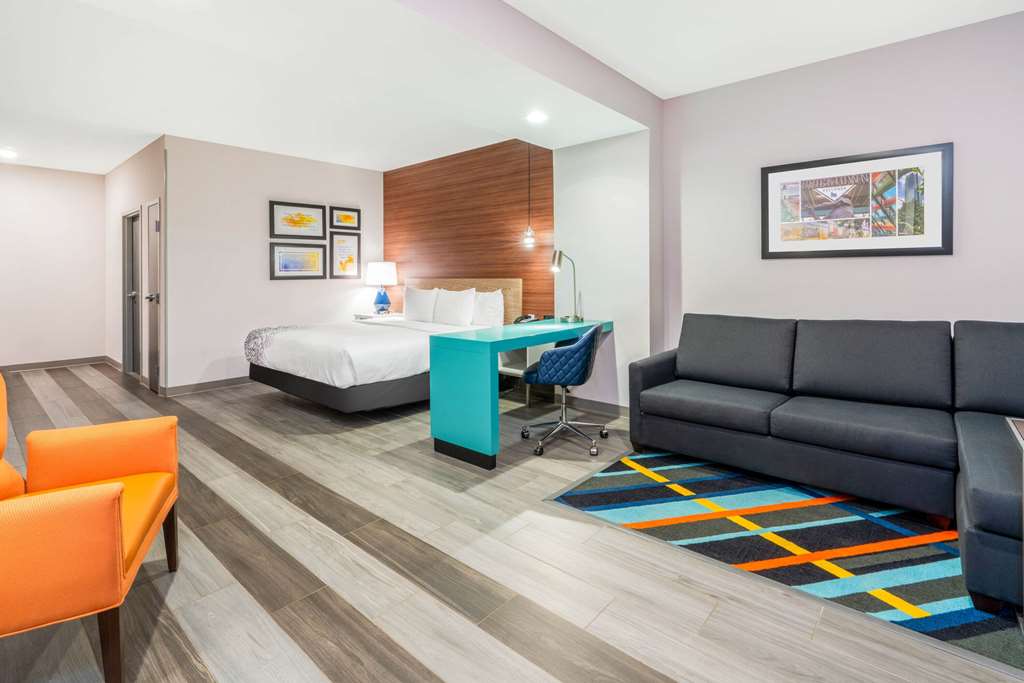 La Quinta Inn & Suites by Wyndham Oklahoma City Airport - photo 21