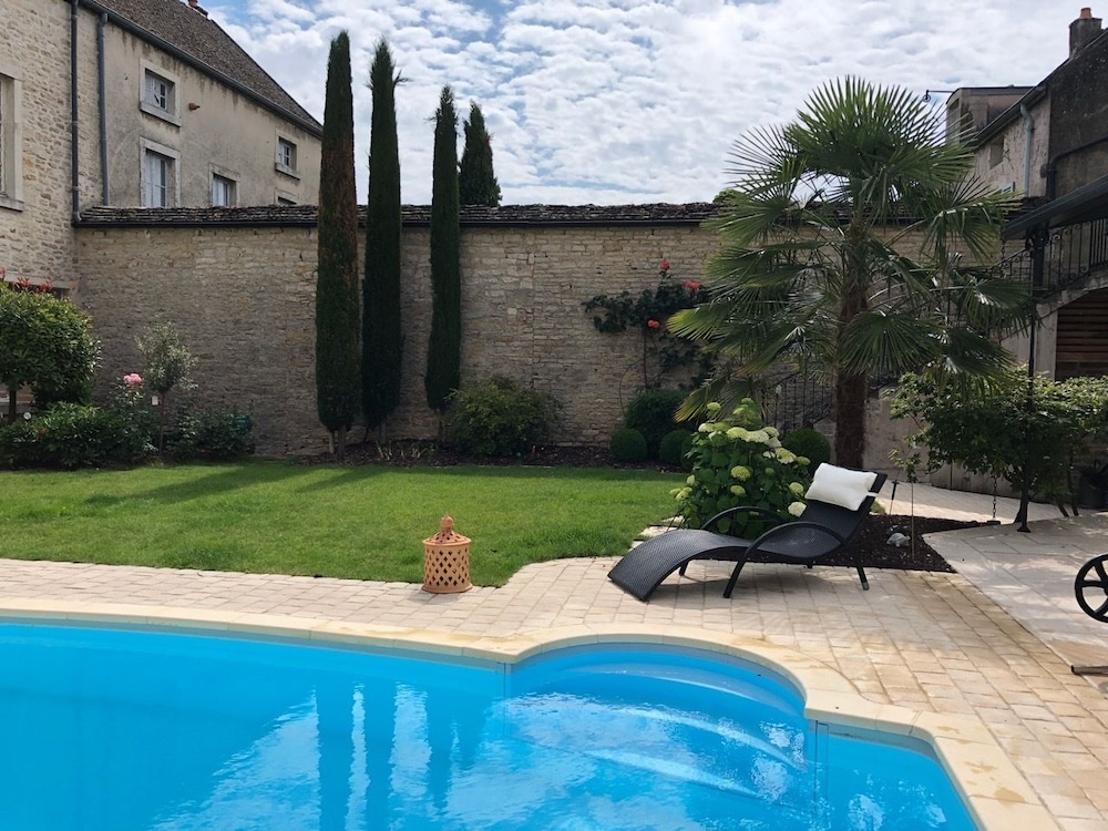 Le Jardin Charme Au Cœur De Meursault in Meursault, France